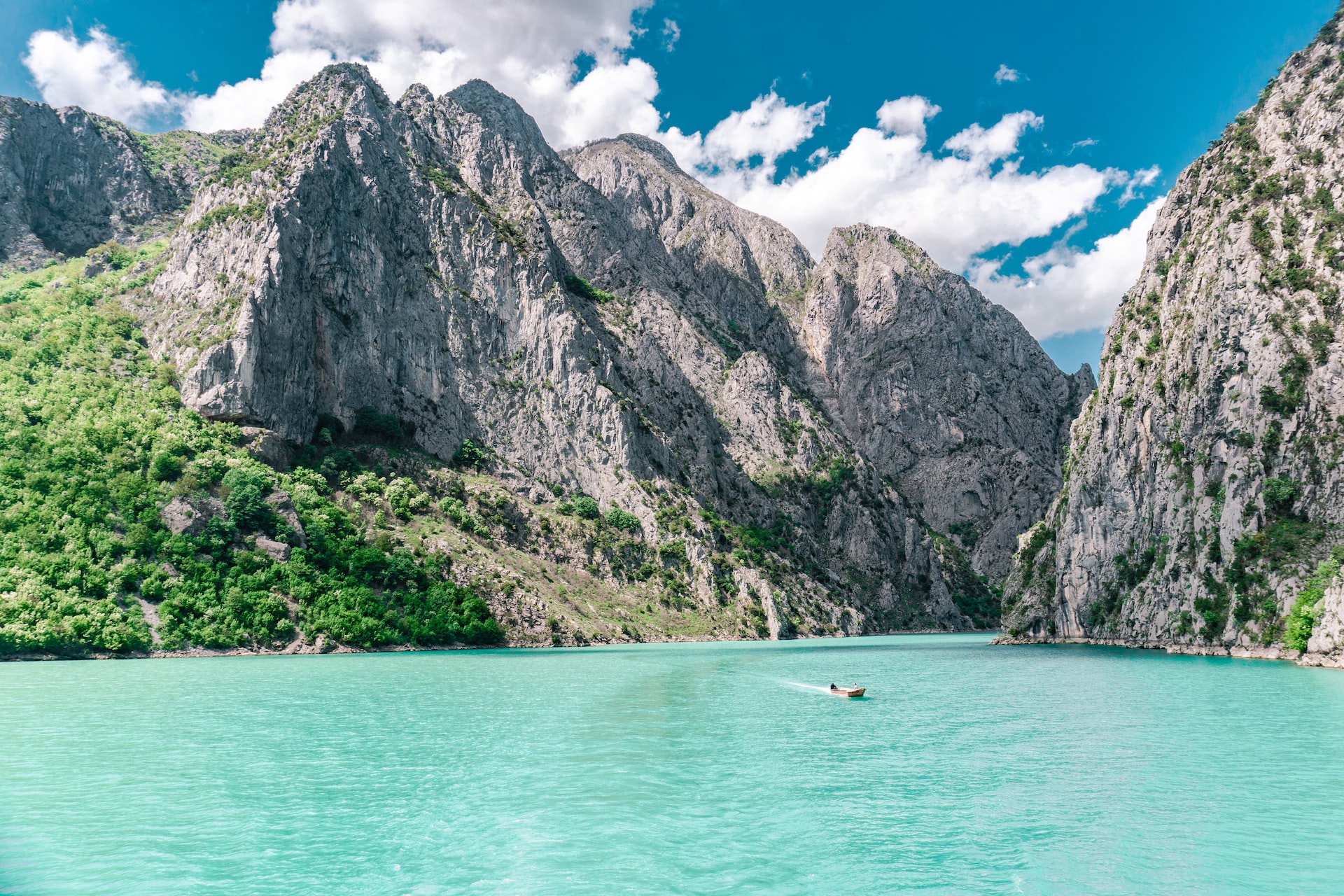 La vue d'un lac avec des montagnes rocheuses en arrière-plan.
