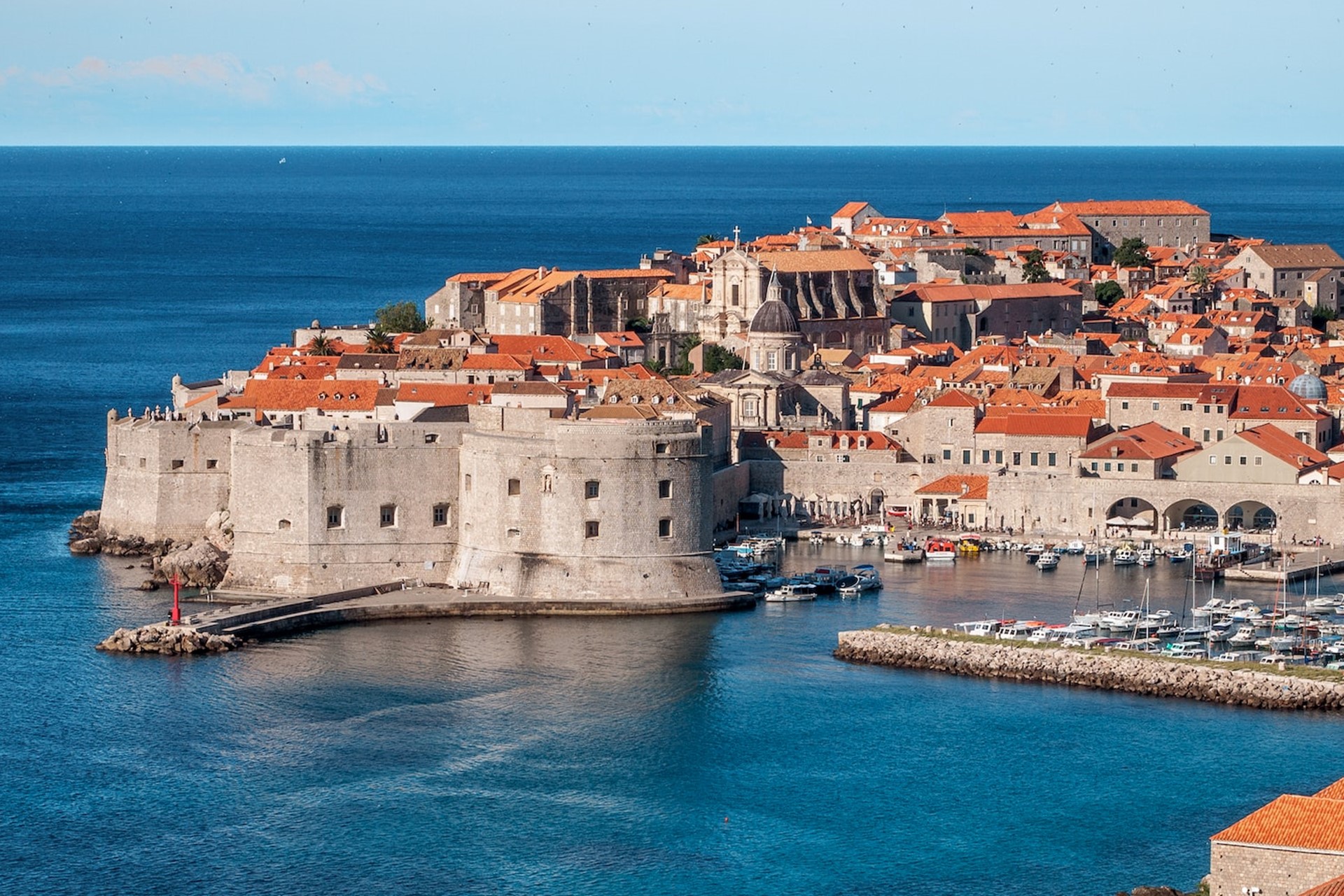 La vue de Dubrovnik avec la mer en arrière.