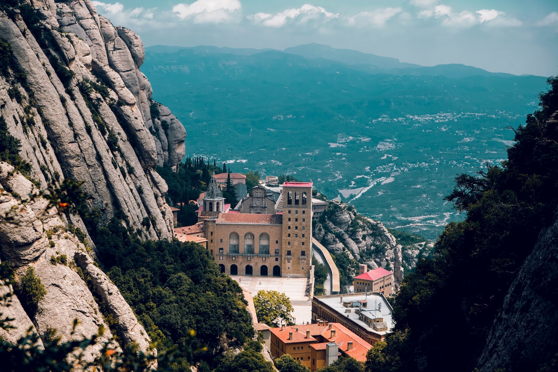 La vue d'une ville montagneuse en Espagne