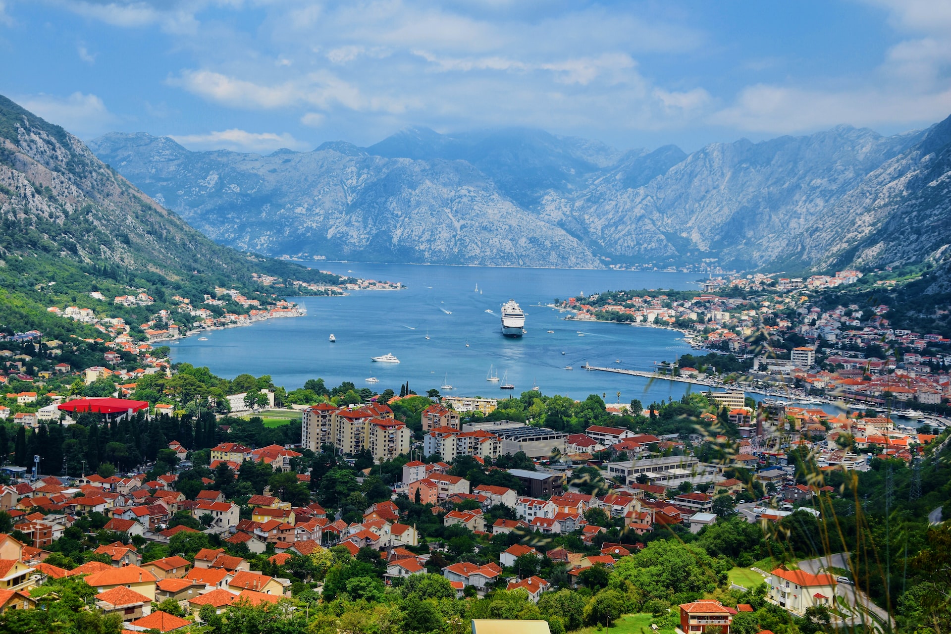 La ville de Kotor au Monténégro avec le lac et les rocheuses en arrière.