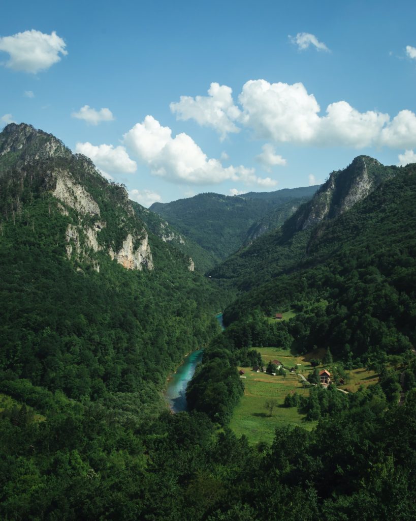 Rivière au cœur des montagnes