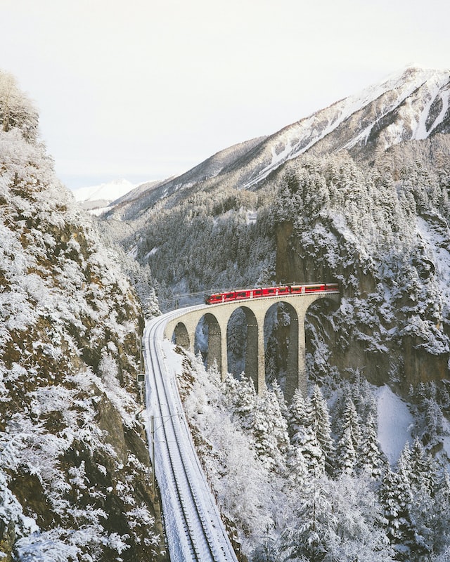 Un train dans les montagnes.
