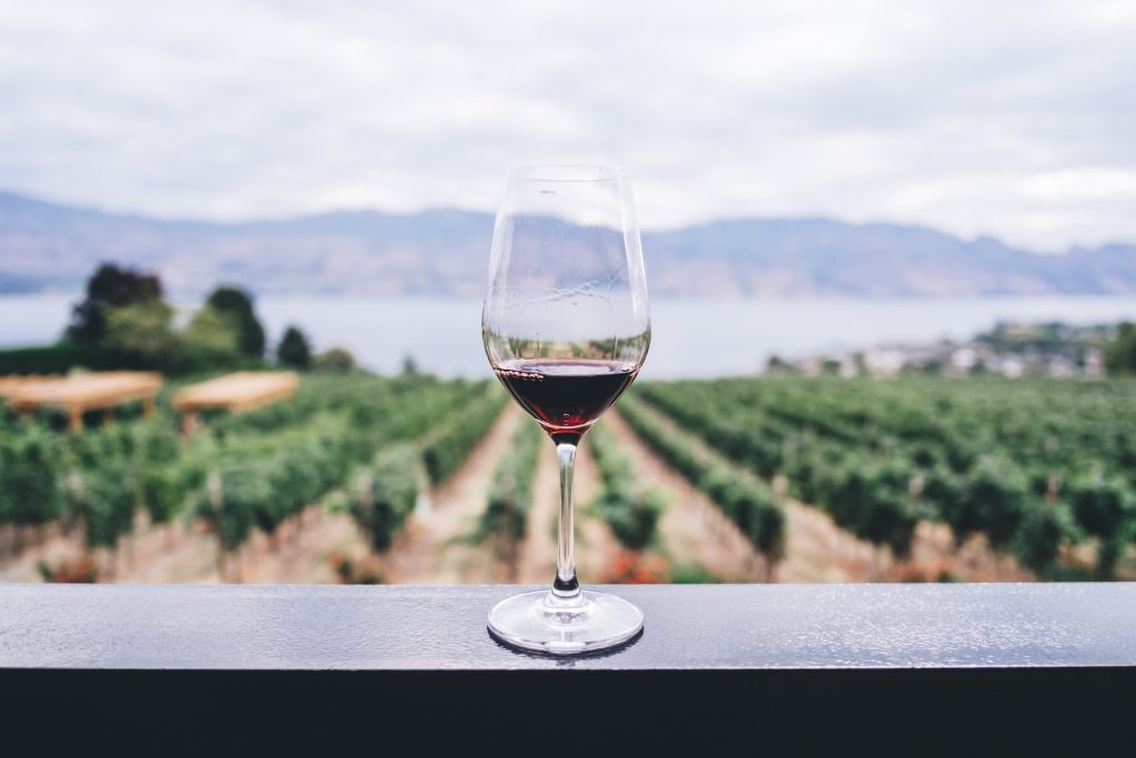 Une coupe de vin.