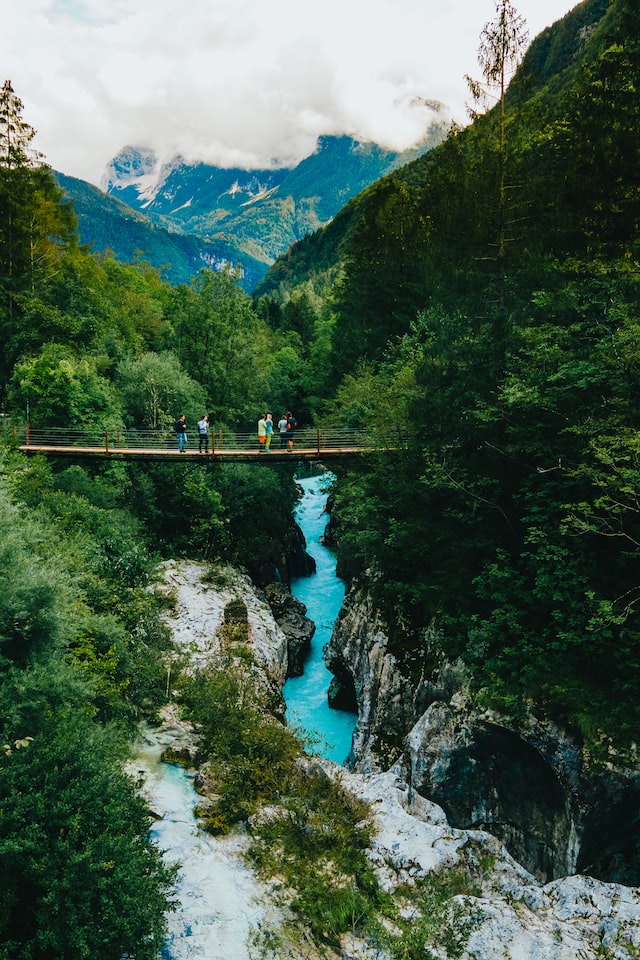 Une rivière qui coule au centre des montagnes