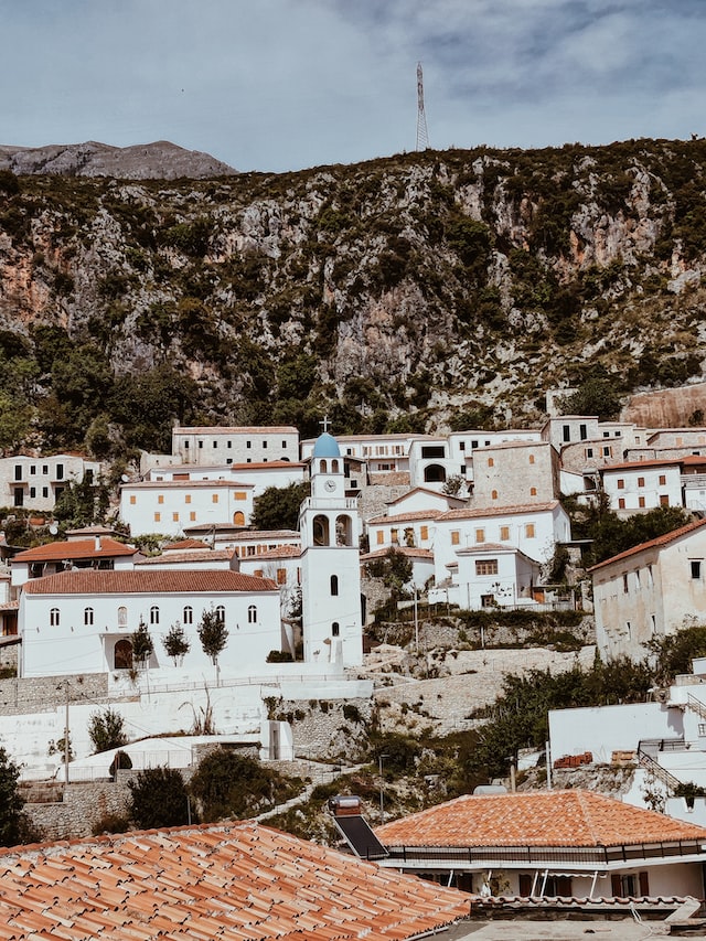 une ville montagneuse