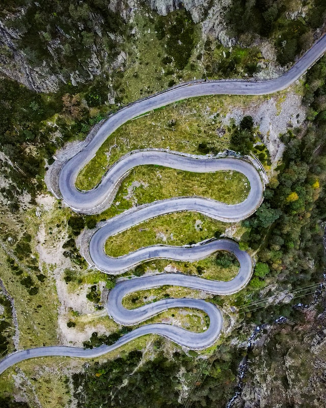 Vu d'une route sinueuse dans les montagnes.