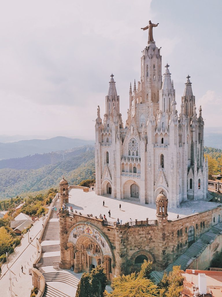 L'église Sagrat Cor au haut d'une montagne